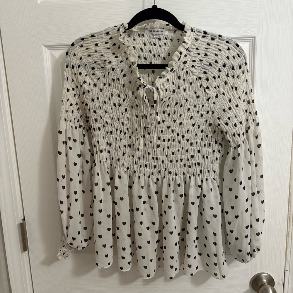 🤍🖤 Rose + Olive Heart Print Smocked Blouse | Size Medium 🖤🤍
